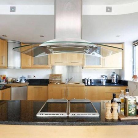 Peaceful Modern 2 Bedroom Flat With Water Views ロンドン エクステリア 写真