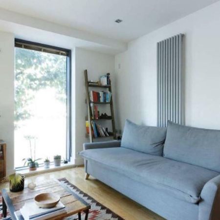 Peaceful Modern 2 Bedroom Flat With Water Views ロンドン エクステリア 写真