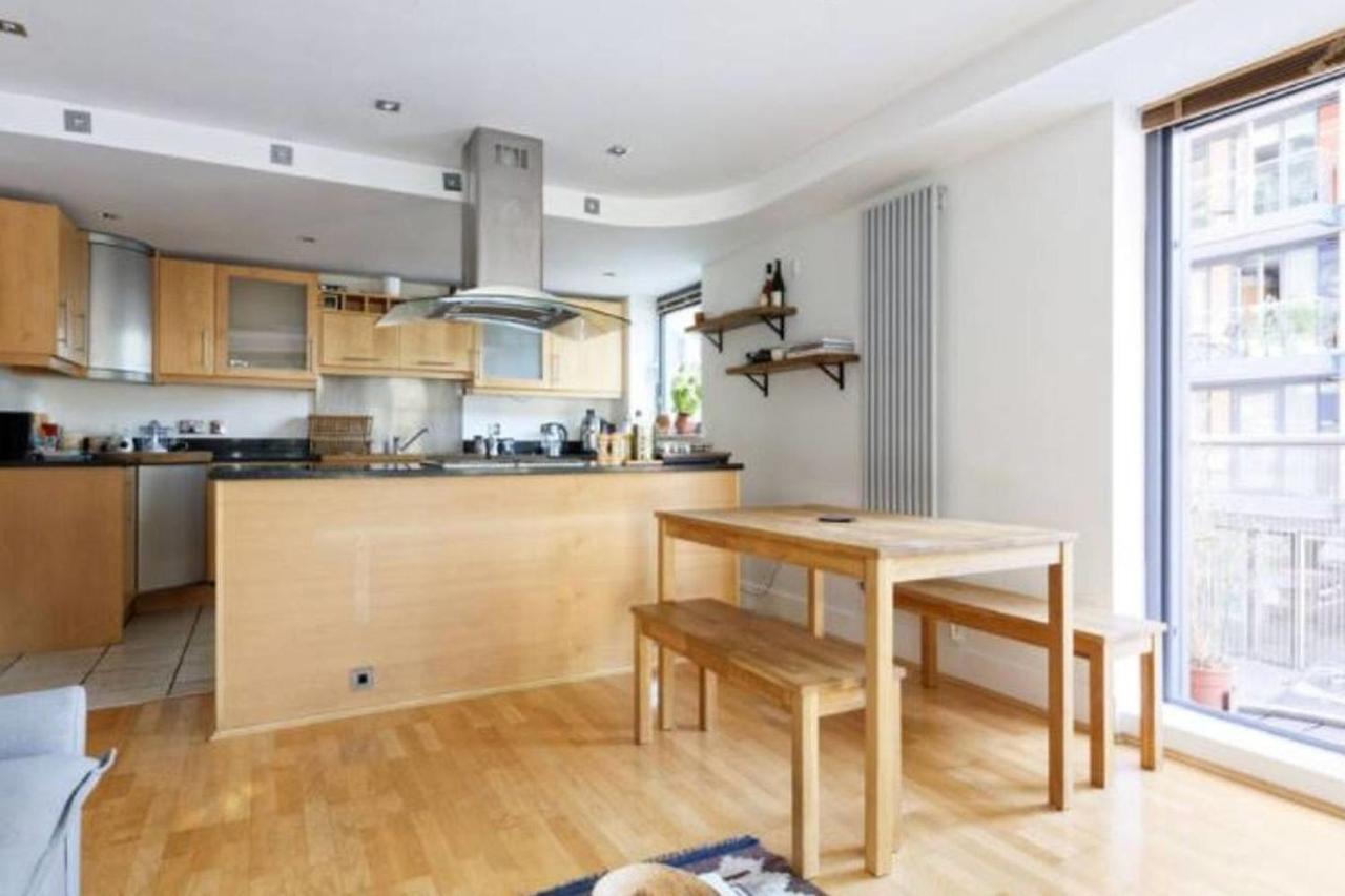 Peaceful Modern 2 Bedroom Flat With Water Views ロンドン エクステリア 写真