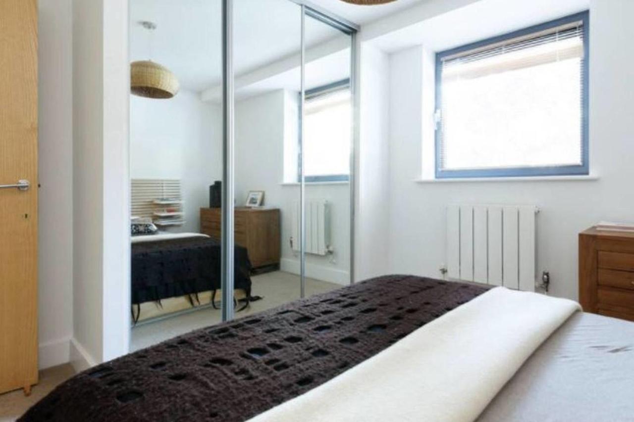Peaceful Modern 2 Bedroom Flat With Water Views ロンドン エクステリア 写真