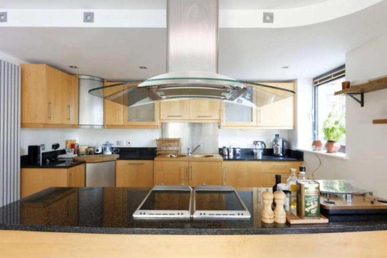 Peaceful Modern 2 Bedroom Flat With Water Views ロンドン エクステリア 写真