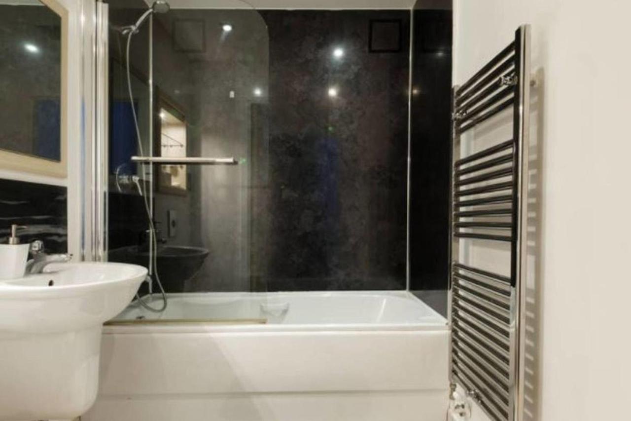 Peaceful Modern 2 Bedroom Flat With Water Views ロンドン エクステリア 写真