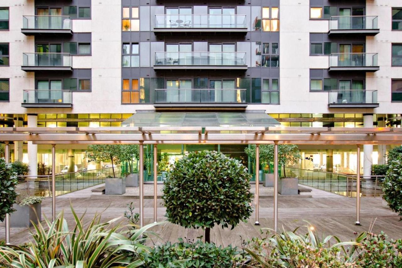 Peaceful Modern 2 Bedroom Flat With Water Views ロンドン エクステリア 写真
