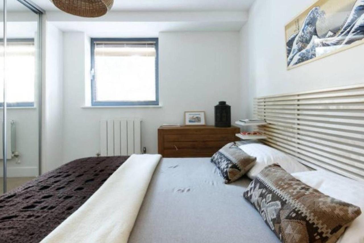 Peaceful Modern 2 Bedroom Flat With Water Views ロンドン エクステリア 写真