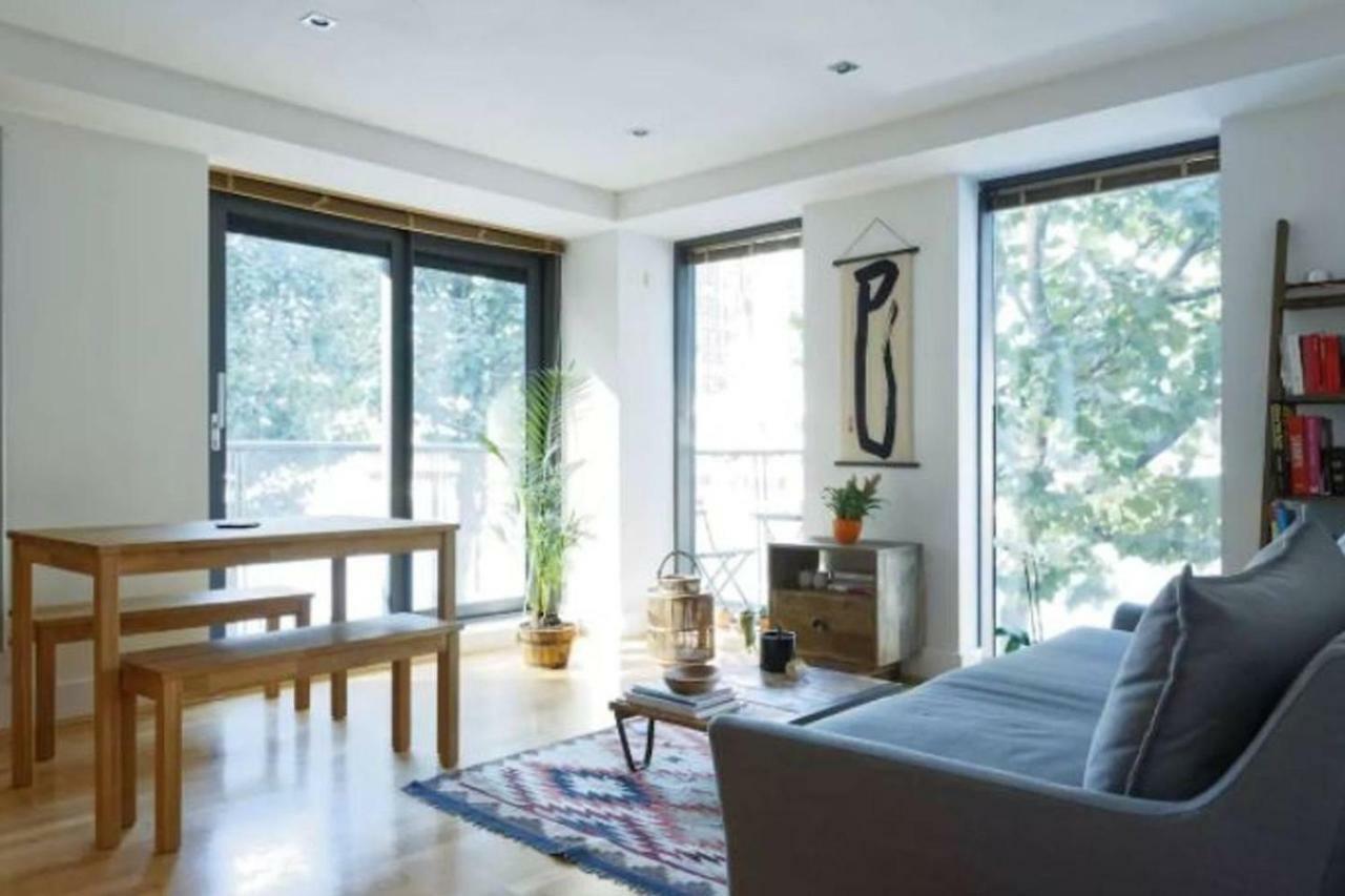 Peaceful Modern 2 Bedroom Flat With Water Views ロンドン エクステリア 写真
