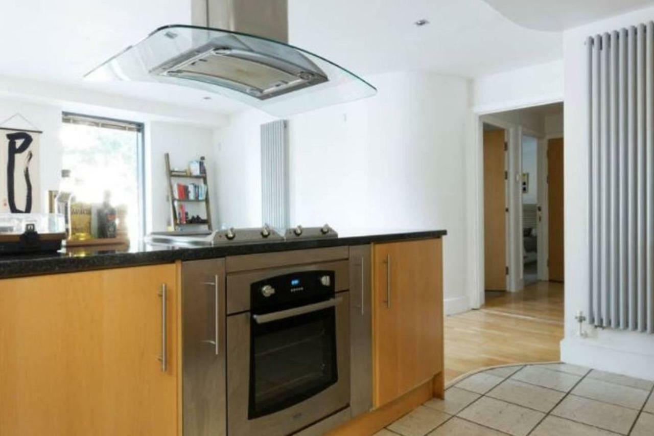 Peaceful Modern 2 Bedroom Flat With Water Views ロンドン エクステリア 写真