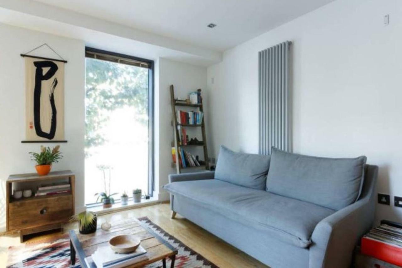Peaceful Modern 2 Bedroom Flat With Water Views ロンドン エクステリア 写真